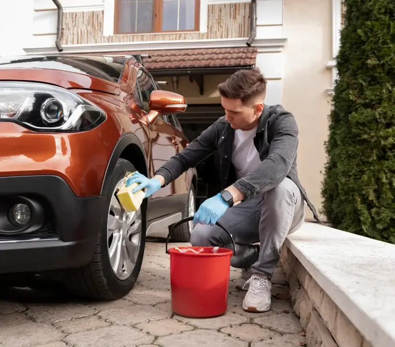 Lavage auto à domicile Les Ancizes-Comps : professionnel intervenant sur un véhicule